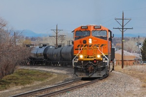 BNSF 6517 leads an oil train around the near-horseshoe curve on Derby Hill.